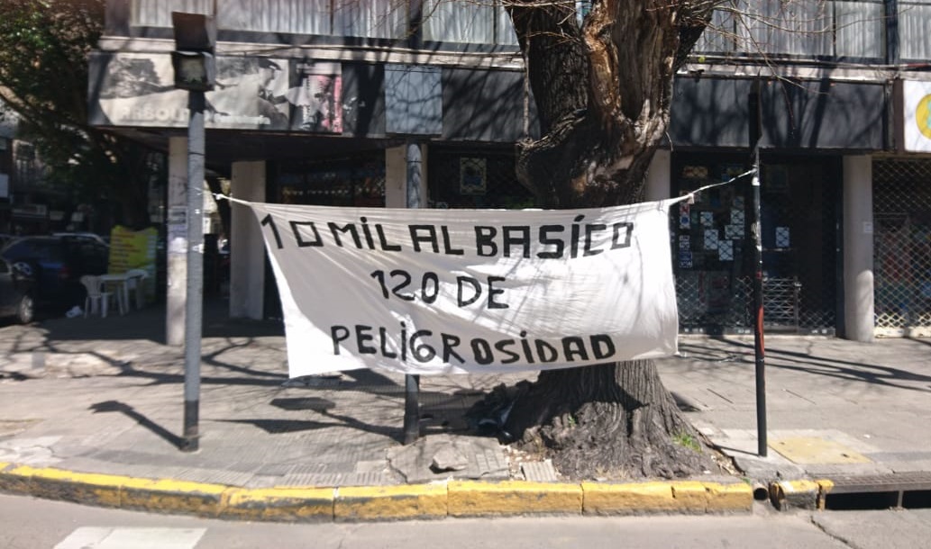 Personal de Minoridad realiza protestas en La Plata